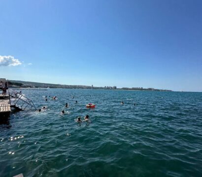 Купание в море, вид на побережье Геленджика