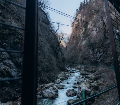 Пешая тропа вдоль реки в Гуамском ущелье