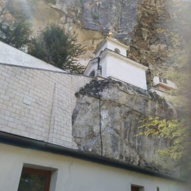 Крепости и дворцы Крыма — Успенский пещерный монастырь у Чуфут-Кале