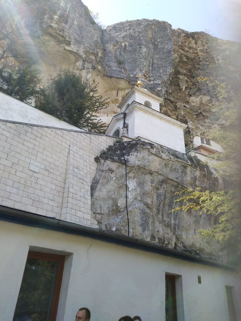 Крепости и дворцы Крыма — Успенский пещерный монастырь у Чуфут-Кале