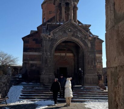 Новогодняя Армения — заснеженный монастырь Эчмиадзин