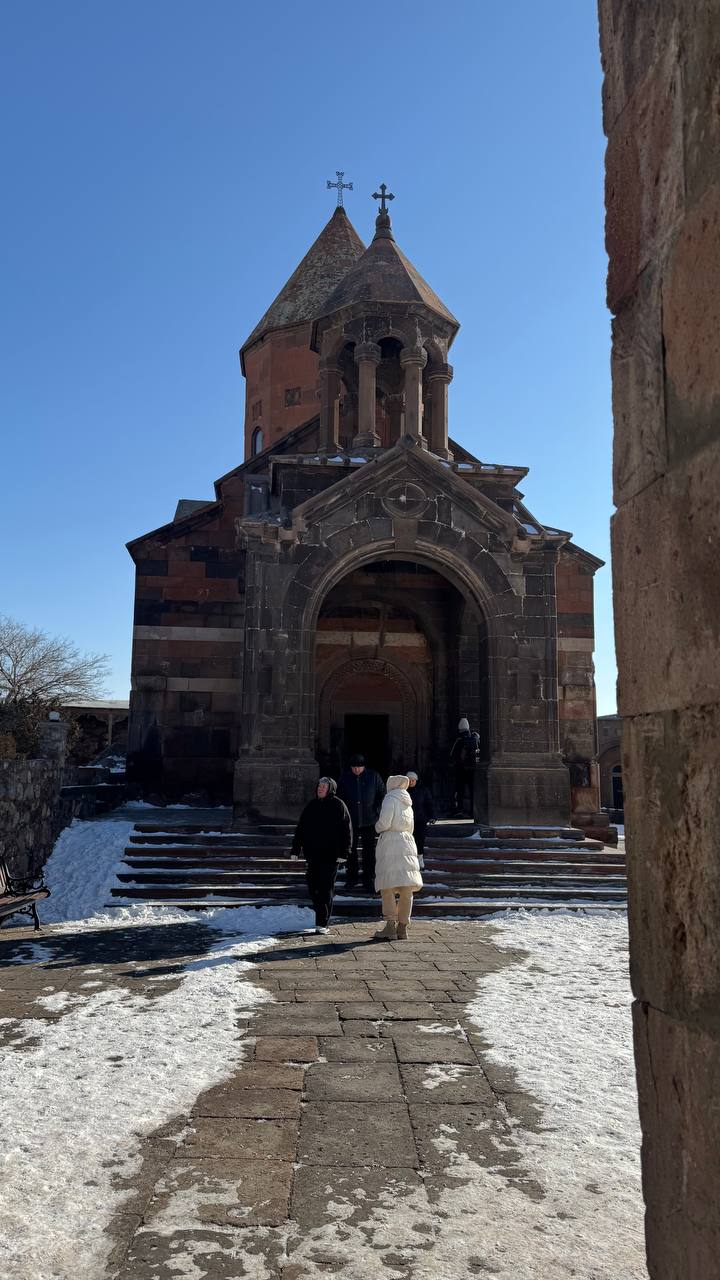 Новогодняя Армения — заснеженный монастырь Эчмиадзин