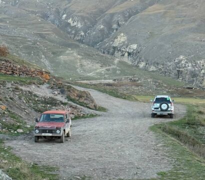 Горная дорога в долине реки в Кабардино-Балкарии
