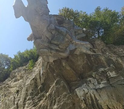 Скальный монумент Уастырджи по дороге в Цейское ущелье