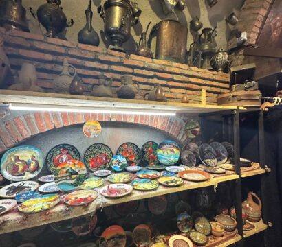 Сувенирная лавка с грузинской керамикой в старом городе